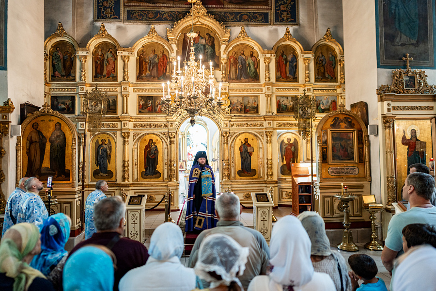 Божественная литургия в Троицком храме села Ваулово м.о. Чехов в день празднования Боголюбской иконы Божией Матери